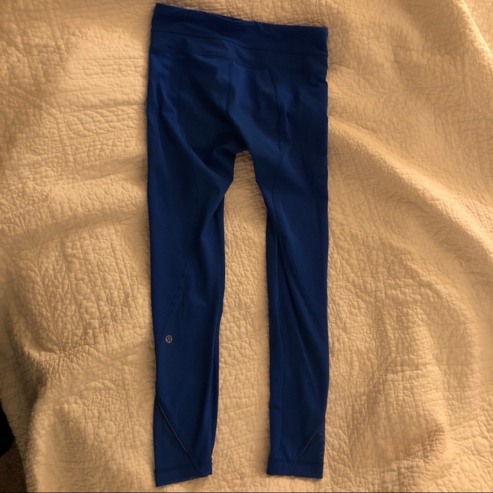 Lululemon size 4 blue 7/8 leggings zippered pockets mesh detail like new